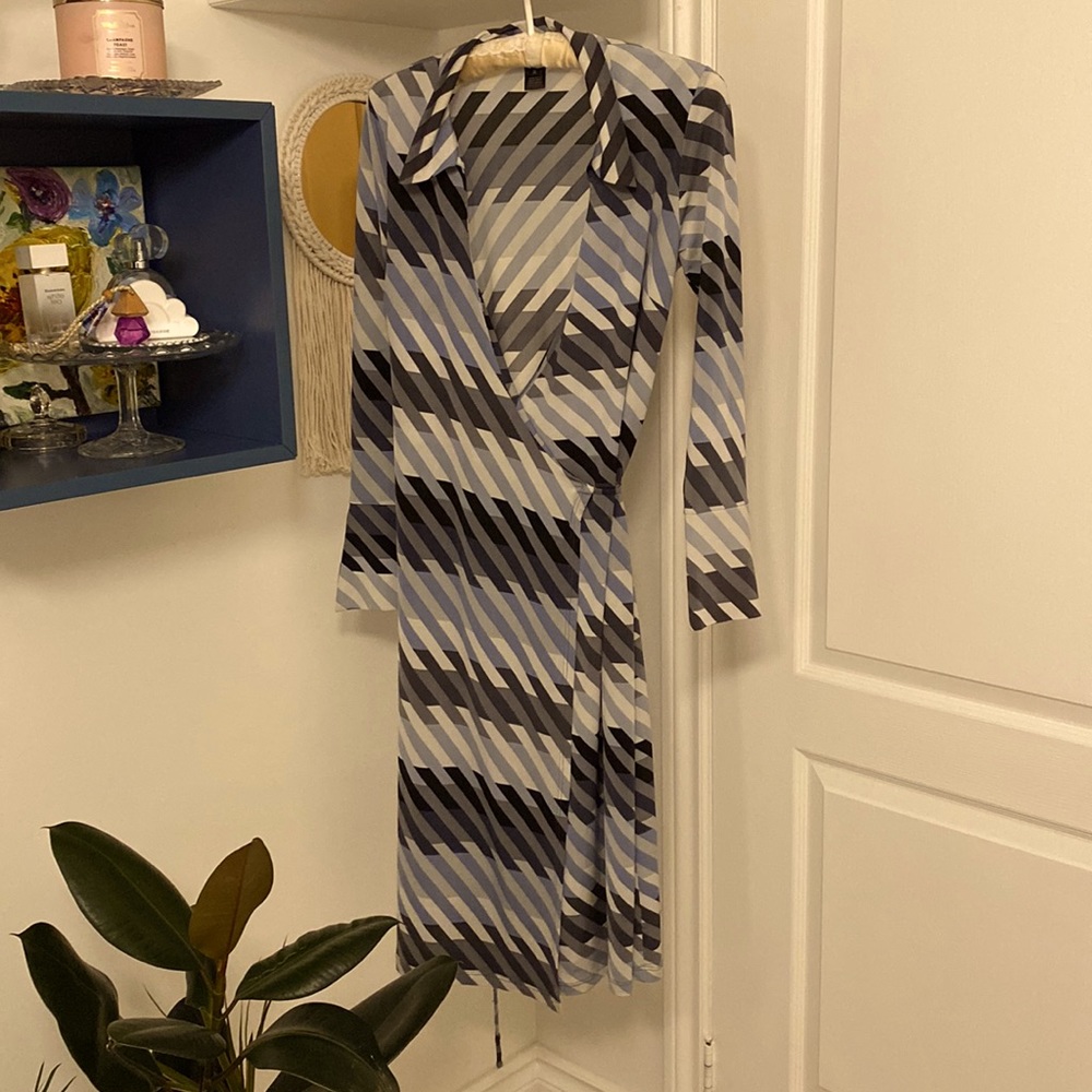 Wrap around BEBE DRESS geometric pattern